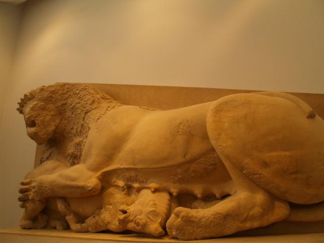 image Escultura arcaica de león atacando a un toro, Museo de la Acrópolis, Atenas, Grecia