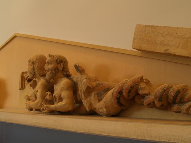 image Detalle de frontón arcaico con tres cabezas de un demonio, Museo de la Acrópolis, Atenas, Grecia