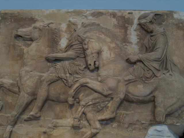 image Figuras del friso del Partenón, Museo de la Acrópolis, Atenas, Grecia