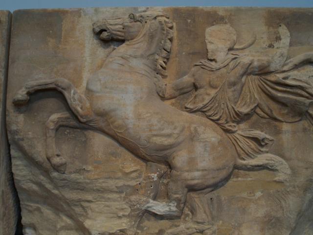 image Figuras del friso del Partenón, Museo de la Acrópolis, Atenas, Grecia