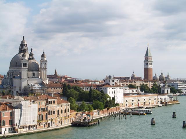 image Vista general de Santa María de la Salud y el Campanile, Venecia, Italia