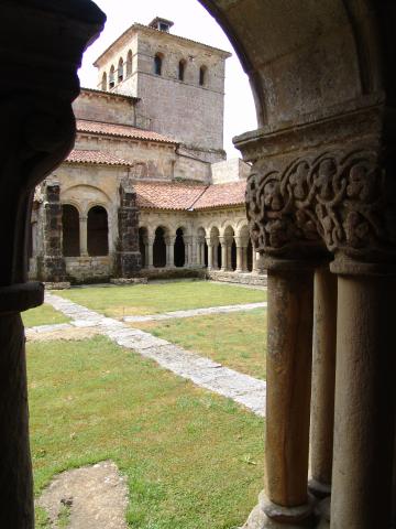 image Claustro de la Colegiata de Santillana del Mar, Cantabria