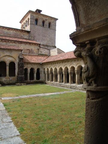 image Claustro de la Colegiata de Santillana del Mar, Cantabria