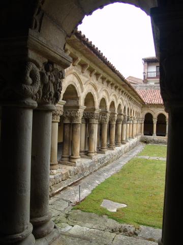 image Claustro de la Colegiata de Santillana del Mar, Cantabria