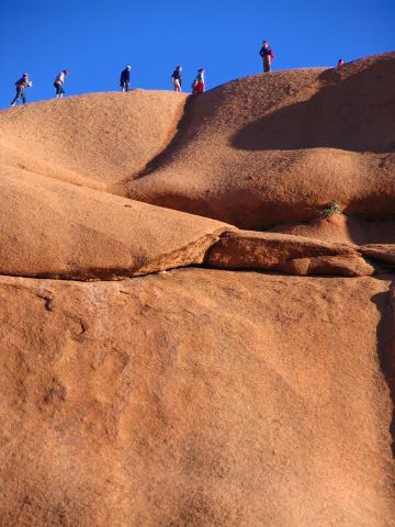 image Personas sobre una montaña de granito en Spitzkoppe, Namibia