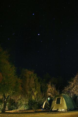 image Noche estrellada en un campamento en Spitzkoppe, Namibia