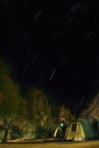 image Estrellas fugaces sobre un campamento en Spitzkoppe, Namibia