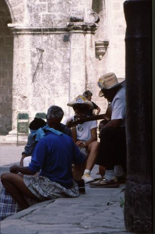 image Cubanos en la Plaza de la Catedral en La Habana, Cuba