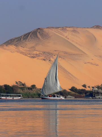 image Faluca en el Nilo a su paso por Asuán, Egipto