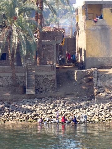 image Mujeres egipcias en el Nilo, Egipto