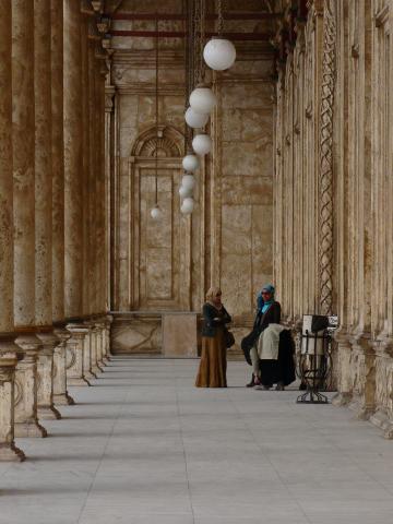 image Mujeres en la mezquita de Alabastro, Egipto