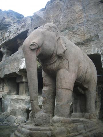 image Elefante tallado en las cuevas de Ellora, India