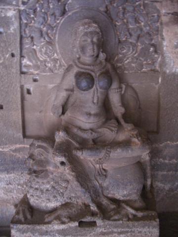 image Talla de una yakshini en las Cuevas de Ellora, India