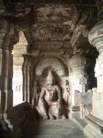 image Talla de un yaksha en las Cuevas de Ellora, India