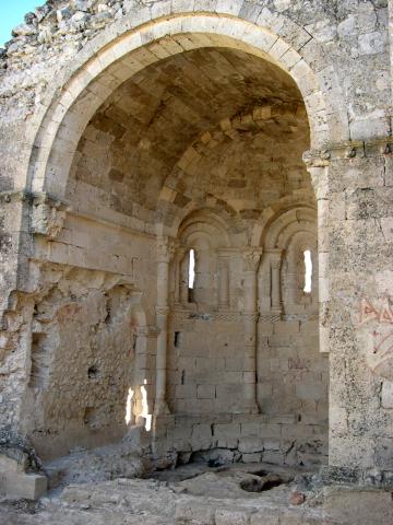 image Necrópolis de repoblación en el interior del ábside la Ermita de San Miguel en Sacramenia, Segovia