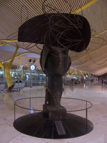 image Escultura en la Terminal 4 del aeropuerto de Barajas, Madrid