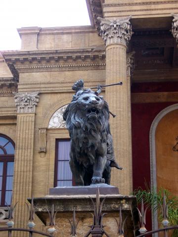 image Estatua de un león a la entrada del Teatro Massimo de Palermo, Sicilia, Italia