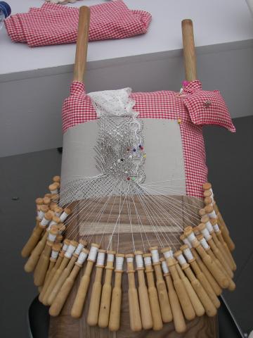 image Detalle de los bolillos en la Muestra de encaje de Camariñas 2007, A Coruña, Galicia