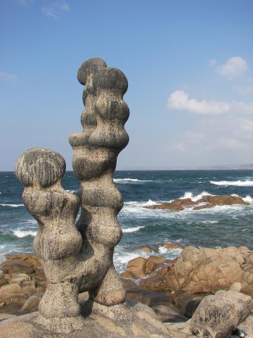 image Restos de manchas de chapapote en las esculturas levantadas por Man en Camelle, A Coruña, Galicia