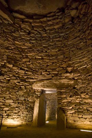 image La primera cámara, de planta circular, formada por una falsa bóveda, en el Dolmen de El Romeral, Antequera, Málaga