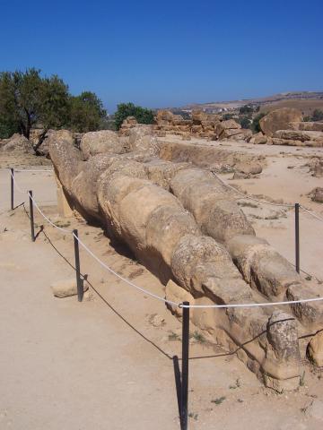 image Templo de Zeus Olímpico en Agrigento, Sicilia, Italia
