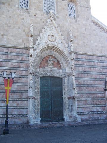 image Puerta de la Catedral de Messina, Sicilia, Italia