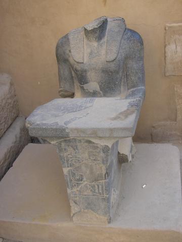 image Una de las esculturas que componen Karnak, Luxor, Egipto