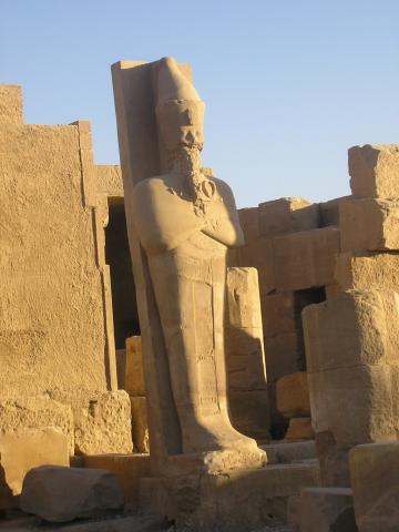 image Figura del Faraón Amenofis III en Karnak, Egipto