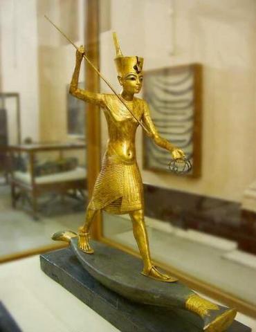 image Figurilla del jovén faraón Tutankamón pescando en el Nilo en el Museo de Egipto, El Cairo, Egipto