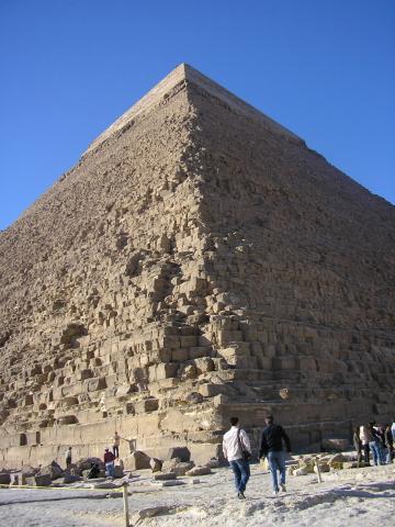 image Vista lateral de la piramide de Kefren en Giza, El Cairo, Egipto