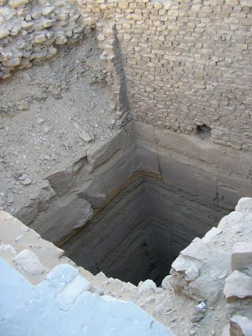 image Fosas que se utilizaban para bajar el sarcofago del faraón en Shakkara, El Cairo, Egipto