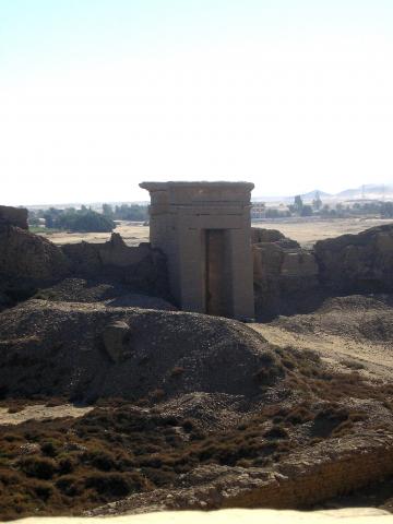 image Vista de algunas edificaciones desde el templo de Dendera, Egipto