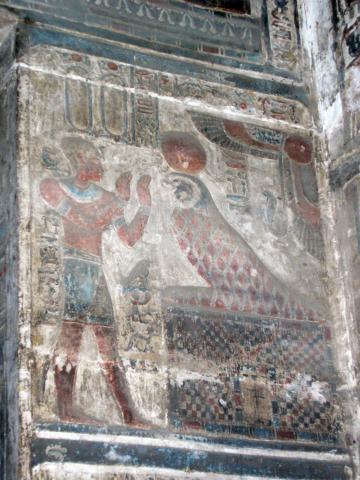 image Escena policromada donde el faraón esta reverenciando al dios Horus en una de las estancias del Templo de Dendera, Egipto