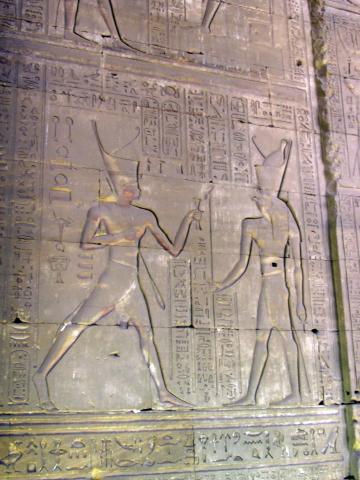 image Bajorrelieve del Faraón presentandose ante Horus en una de las paredes del Templo, Egipto