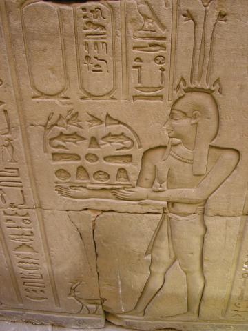 image Bajorrelieve del dios Hapy con ofrendas al dios horus, Edfu, Egipto