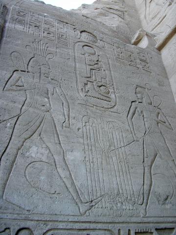 image Relieves bajo la escultura gigantesca de Ramses II en Abu Simbel, Egipto