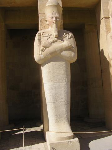 image Escultura de la Reina Hatshepsut en la última terraza de su templo, Deir el-Bahari, Egipto