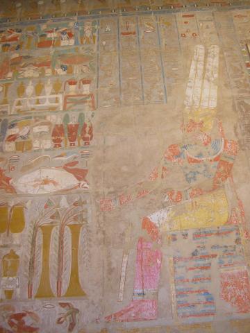 image Pintura policromada de ofrendas al Dios Amon en una de las paredes del Templo de Hatshepsut, Deir el-Bahari, Egipto