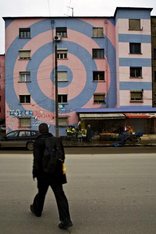 image Edificio pintado con figuras geométricas, Tirana, Albania