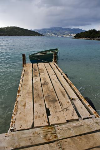 image Barca en la playa de Ksamili  en el Mar Jónico, Saranda, Albania