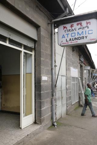 image Letrero en amárico e inglés, Addis Abeba, Etiopía 