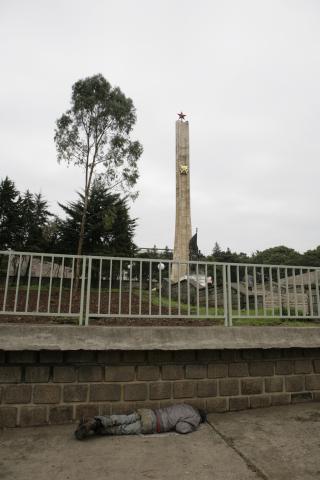 image Mendigo y monumento a la revolución en Addis Abeba, Etiopía 