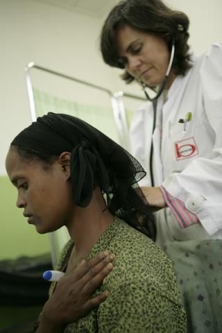 image Doctora auscultando a un paciente en el hospital de Gambo, Etiopía