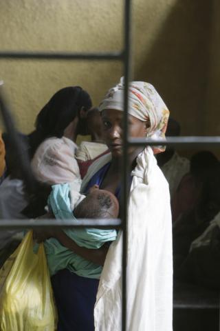 image Pacientes del hospital de Gambo esperando sus medicinas, Etiopía