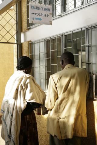 image Pacientes recogiendo las medicinas en el hospital de Gambo, Etiopía