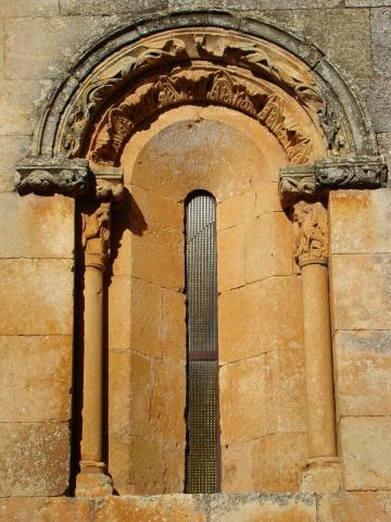image Ventana abocinada de la Iglesia de San Juan Bautista, Moarves de Ojeda, Palencia