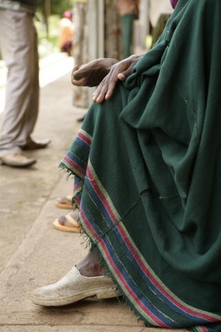 image Pacientes descansando en el exterior de los pabellones del hospital de Gambo, Etiopía