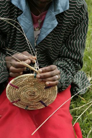 image Haciendo un plato de mimbre, Etiopía 