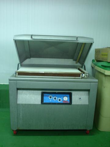 image Máquina de vacío en el matadero de tostones