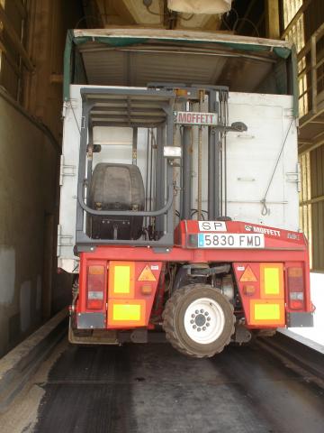 image Camión con sacos pesado en báscula